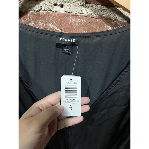 Torrid Black Peplum Satin Smocked Waist top sz 4 4X V Neck Satin Whimsigoth NWT - Picture 2 of 4